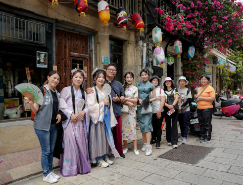 穿越時空漫步府城巷弄！赤嵌朋派商圈結合古裝玩旅拍深度中英導覽