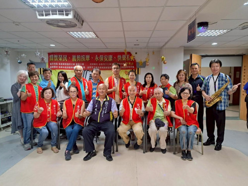 佳里榮家感謝民間社團關懷住民 為長輩義剪保健推拿演奏薩克斯風