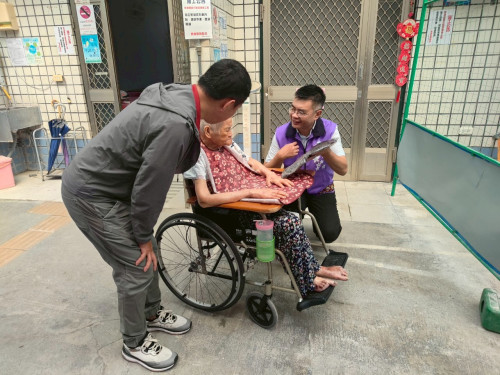 花蓮榮服處轉贈慶福基金會涼感衣 關懷榮民眷