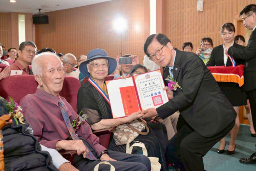 榮耀九三  白河榮家資深榮民高瑞芳受頒抗戰紀念章