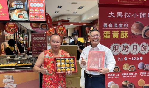 熱騰騰才對味！大黑松小倆口邱義榮回鍋 推現烤蛋黃酥迎中秋