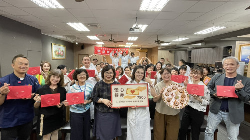 中華醫大烘焙訓練班圓滿結訓 學員義賣禮盒捐助經濟弱勢學生