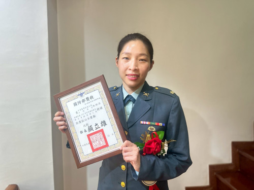 中華醫大施秝淇教官獲全民國防教育傑出貢獻獎 唯一大專院校獲殊榮