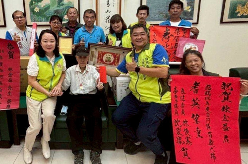 榮家百歲人瑞笑顏開！白河區公所送暖表敬意
