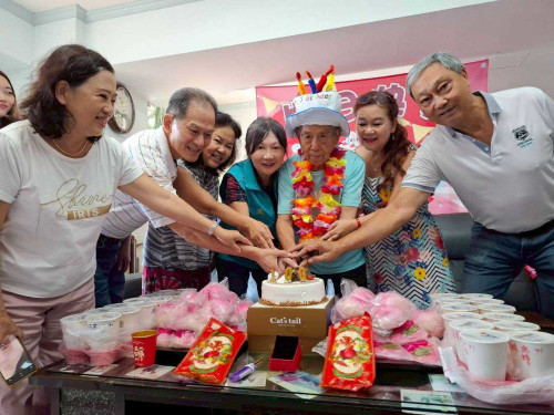 百歲榮民薄伯伯紀壽 嘉義榮服處歡喜慶生