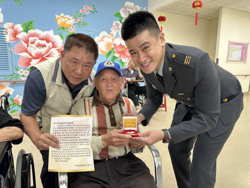 向榮民老英雄致敬！國防部致贈抗戰勝利80週年紀念徽章 