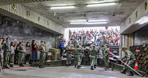 獅山砲陣地8吋榴砲再現榮光！金門老兵召集令再起