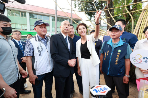 立法院長韓國瑜逛茶博  邀看南投國慶焰火