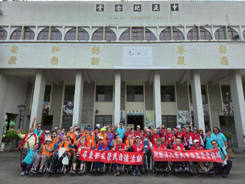 屏東榮家自強活動 長輩漫遊農業科技園區水族世界