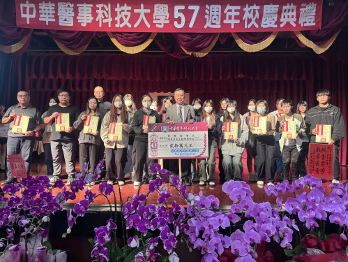 華醫校慶頒發傑出校友及國高前10名獎勵金 校友義賣助學添溫馨