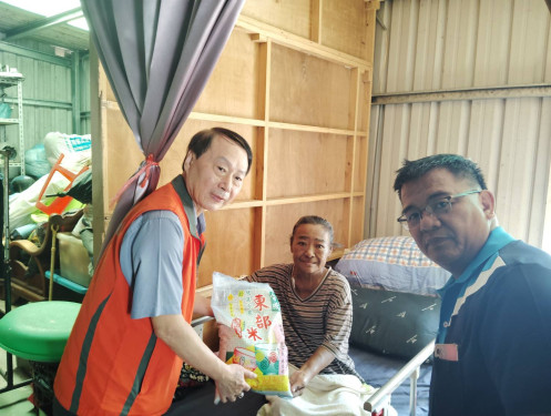 屏東榮服處偏鄉訪視榮民眷 關懷送暖致贈日常物資