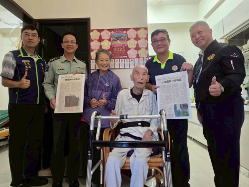 金門榮服處偕後備中心探視獲抗戰紀念徽章老兵  親送剪報暖意滿滿