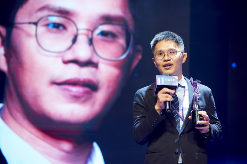 成大醫余文豪醫師獲紫絲帶獎新銳獎 守護高風險童