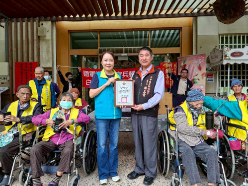 白河榮家感謝雪中送炭協會贈保溫杯 暖心關懷長輩健康
