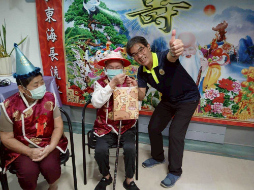 佳里榮家11月慶生 住民歡欣開唱熱鬧溫馨