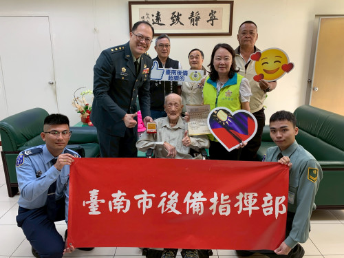 白河榮家百歲老英雄林金益獲頒抗戰紀念徽章