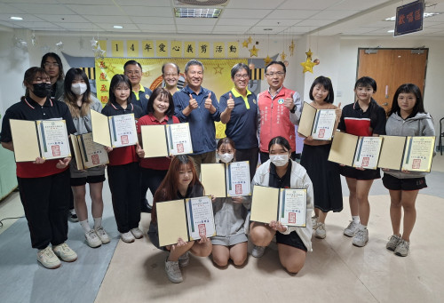 長榮女中育德工家美髮科至佳里榮家義剪 青銀共融展愛心