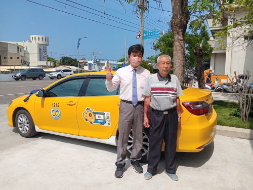 交通關懷醫療 小黃公車助長輩快樂學習忘記年齡