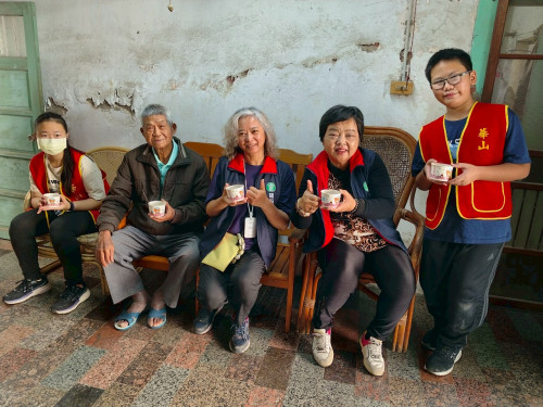 關廟農會冬至協力華山 為孤老掃除送愛