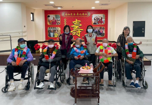 臺南榮家慶生會 歡樂之聲樂團獻唱與住民懷舊同樂