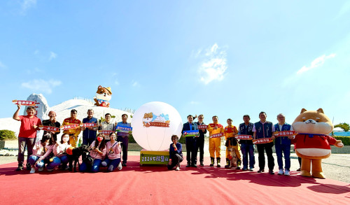 超萌6米柴柴驚現七股鹽山新地標！毛孩列車啟程招「柴」