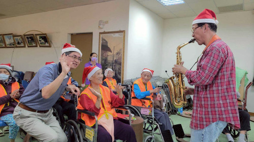 聖誕前薩克斯風溫馨獻藝 張志範屏東榮家公益演出