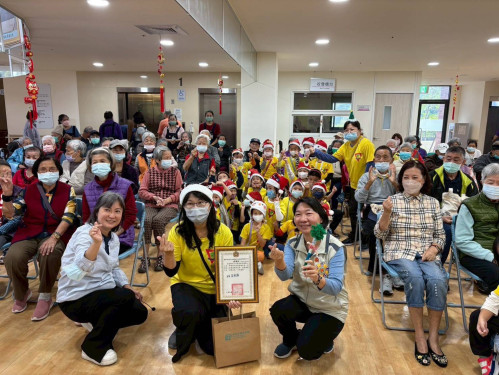 臺南榮家歡迎童聲歌唱報佳音 長輩溫馨笑迎聖誕 