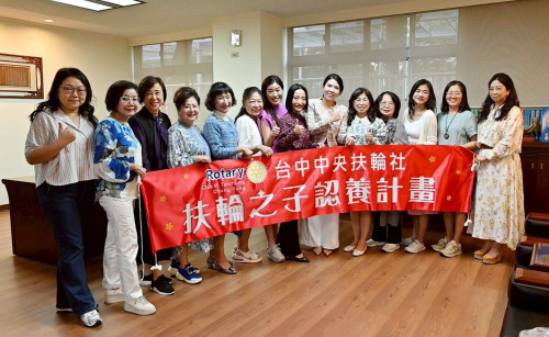 LIGHTING UP 讓世界亮起來 扶輪送暖 華中學生獲頒扶輪之子獎助學金 