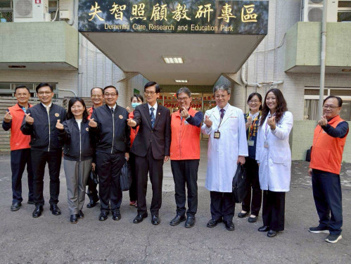 輔導會嚴德發視導佳里榮家 溫馨問候住民長輩