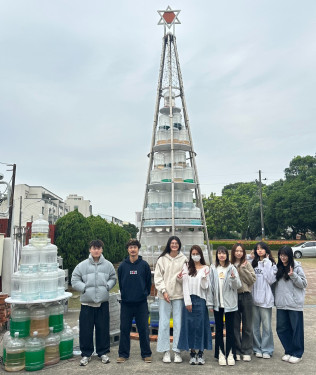 崑大諾亞之樹12/13點燈 空設系用水瓶打造永續聖誕樹 