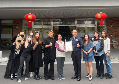 臺南榮家住民長輩樂享歲末義剪 換新髮迎新年