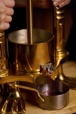  百年法菜奢華登場！台南晶英盧昂血鴨開賣，純銀桌邊榨鴨秀吸睛