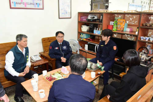 警員遭斧頭暴力攻擊！黃偉哲與警各級長官親赴慰問