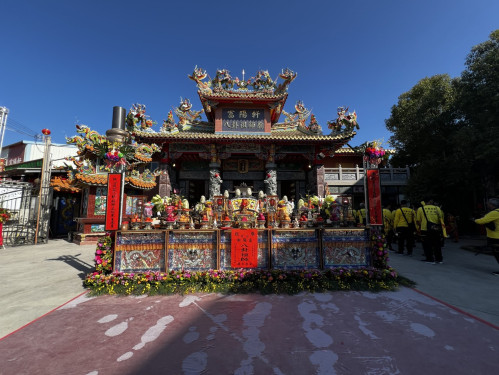 神明入厝！富陽軒八卦祖師廟入火安座 信徒擲筊把好運背回家