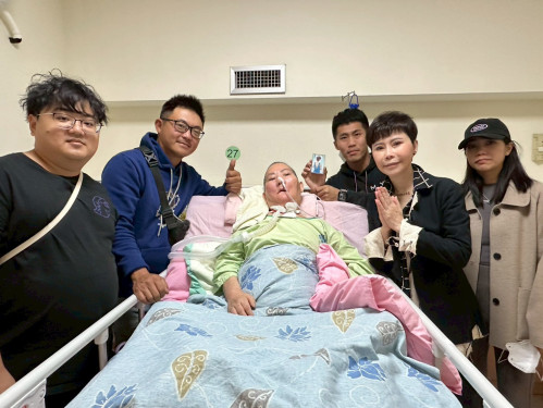 詹雅雯嘉義榮院慰問歌友圓夢 慈善歌后溫馨關懷