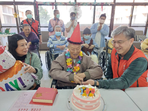 百歲榮民沈輝爺爺紀壽 屏東榮服處致敬奉獻溫馨慶生