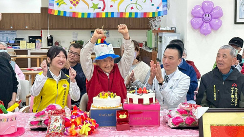 百歲榮民鄭伯伯紀壽  嘉義榮院榮服處與壽星親朋好友齊慶生