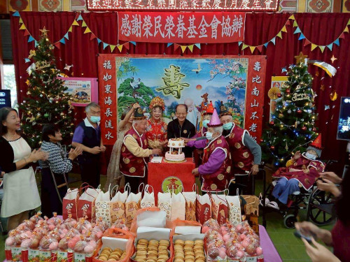 佳里榮家歡迎街藝之星樂團蒞家獻唱 關懷住民溫馨慶生