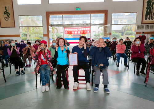 愛心健身房業前進白河榮家 傳授體適能並捐款助老