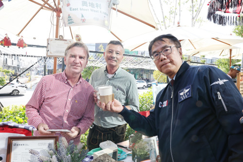 市長親獻唱？臺南新住民生日卡引迴響！幕僚笑稱：聽好久確定不是