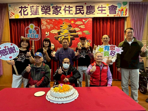 花蓮榮家慶生會木箱鼓擊樂同祝壽 長輩歡喜迎新歲