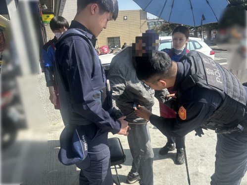 8旬翁迷途體力不支！暖警陪伴助返家