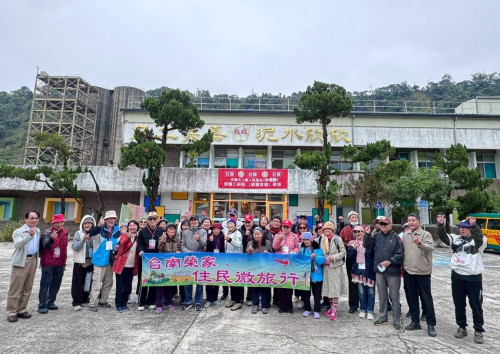 臺南榮家樂齡趣郊遊 住民開懷暢遊欣欣水泥森活園