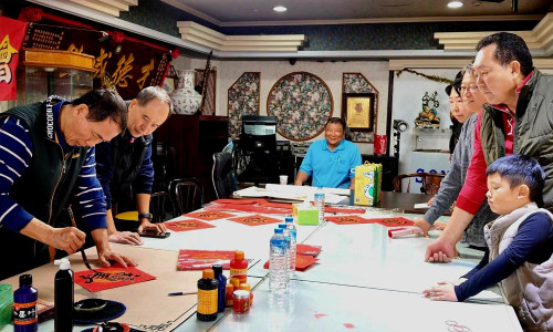 筆墨迎春添年味！桃市浯江金同會歲末聯誼寫春聯