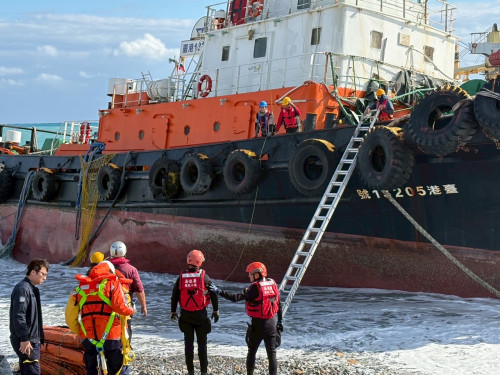 巴拿馬貨輪擱淺花蓮外海 臺東海巡全程戒護無油外洩