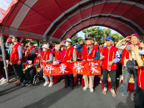 屏東榮家參加內埔鄉「一馬當先」元旦升旗