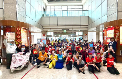 音樂劇花藝齊登場 高榮南院護家長輩喜迎新年