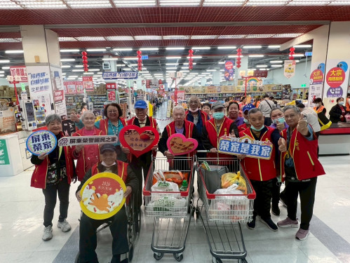 屏東榮家長輩揪團採買年貨趣！住民溫馨喜迎春