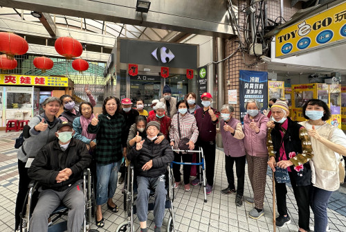 迎春採購過好年 臺南榮家陪伴長輩年節樂悠悠