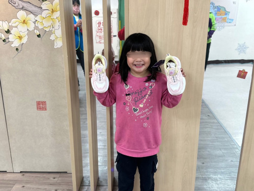 金門善心人士攜手金湖社福送鞋券 助41名兒少迎新年